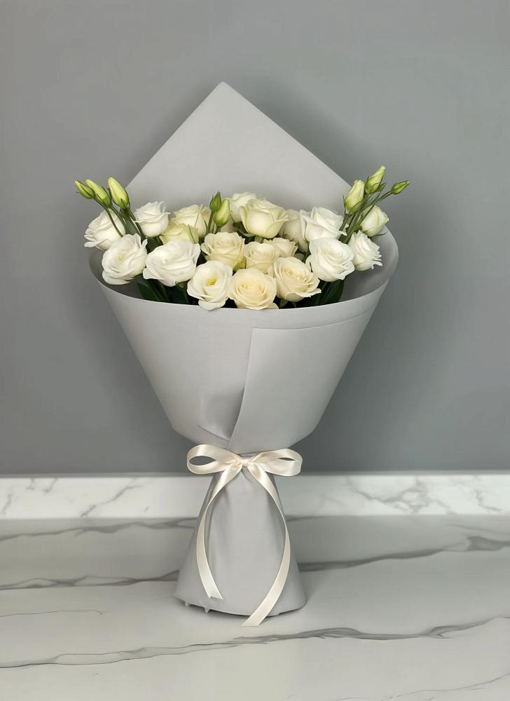 Букет цветов из: Розы и Лизиантусы в Инженерный-1