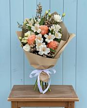 Букет цветов из:  Альстромерии, Лизиантусы, Розы и Хризантемы в Инженерный-1