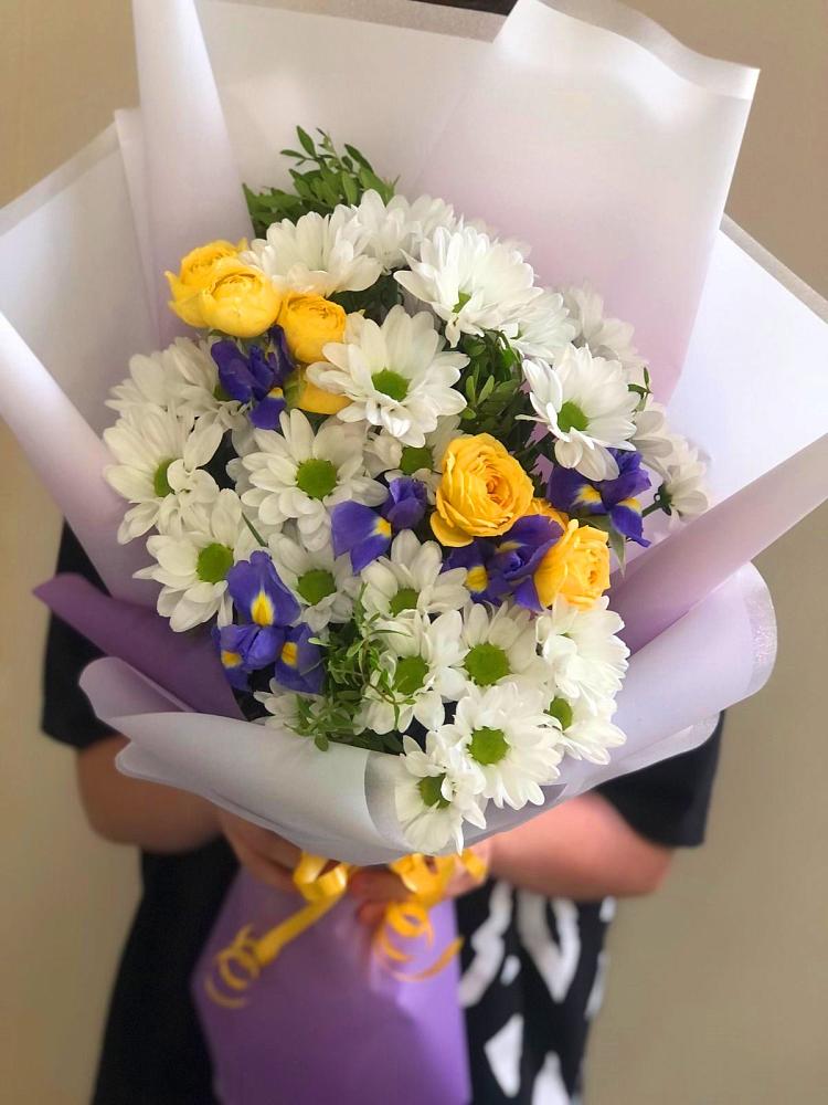 Букет цветов из: Ирисы, Хризантемы и Розы в Инженерный-1