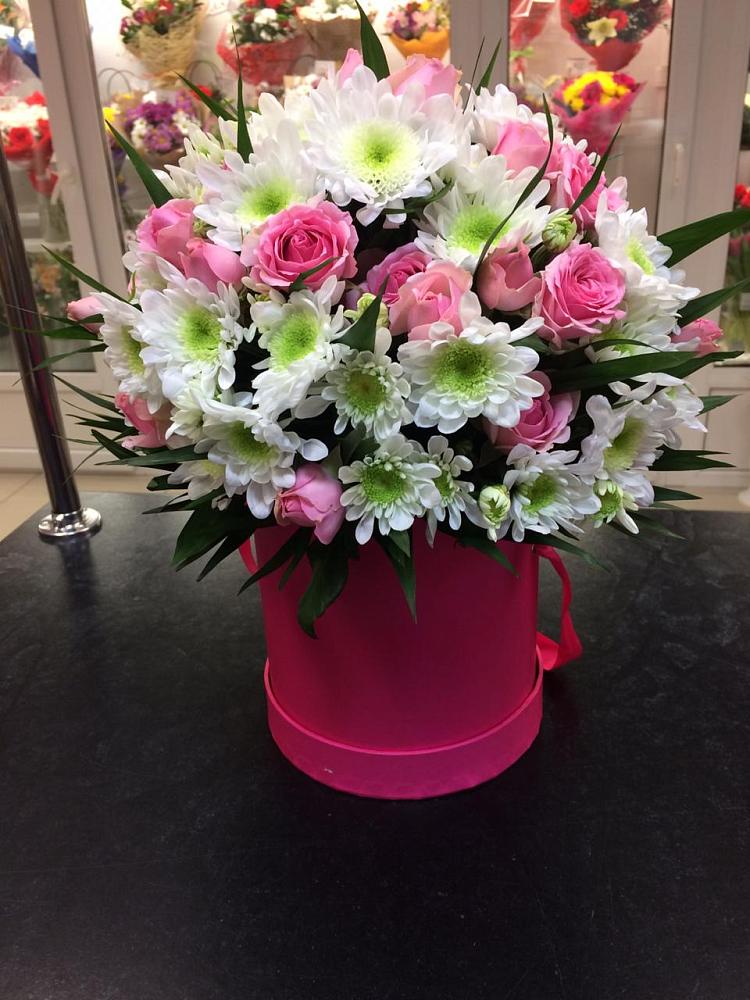 Цветочная композиция из Розы и Хризантемы в шляпной коробке в Инженерный-1