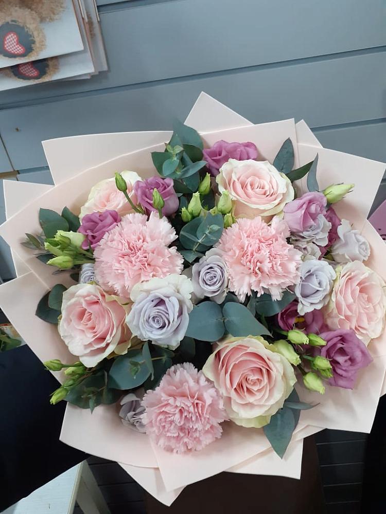 Букет цветов из: Розы, Гвоздики и Лизиантусы в Инженерный-1